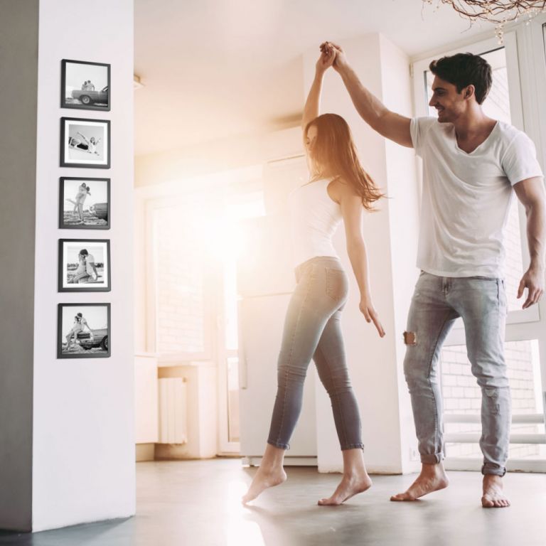 couple-dancing-snaps-bw