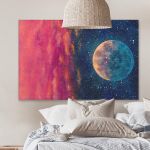 pinakas-se-kamva-orizontios-krevatokamara-b-01136-big-planet-moon-among-stars-in-universe