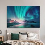 pinakas-se-kamva-orizontios-krevatokamara-d-01523-aurora-borealis-over-sea-snowy-mountains