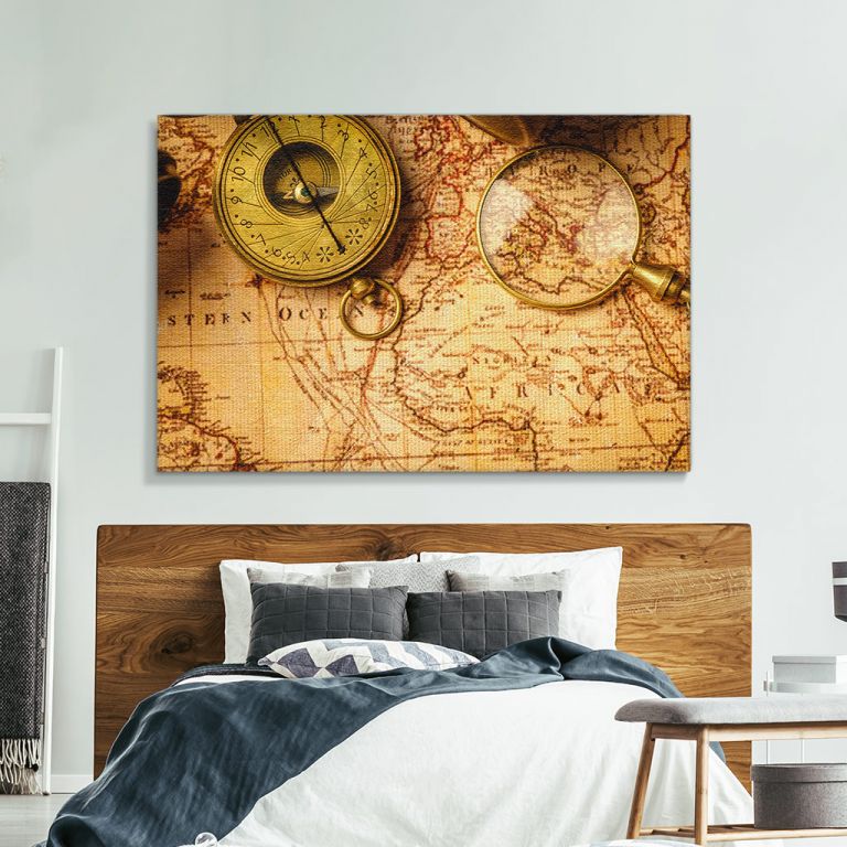 pinakas-se-kamva-orizontios-krevatokamara-i-02001-vintage-retro-compass-and-spyglass-on-ancient-world-map