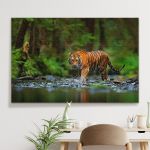 pinakas-se-kamva-orizontios-saloni-f-03513-amur-tiger-walking-water-dangerous-animal