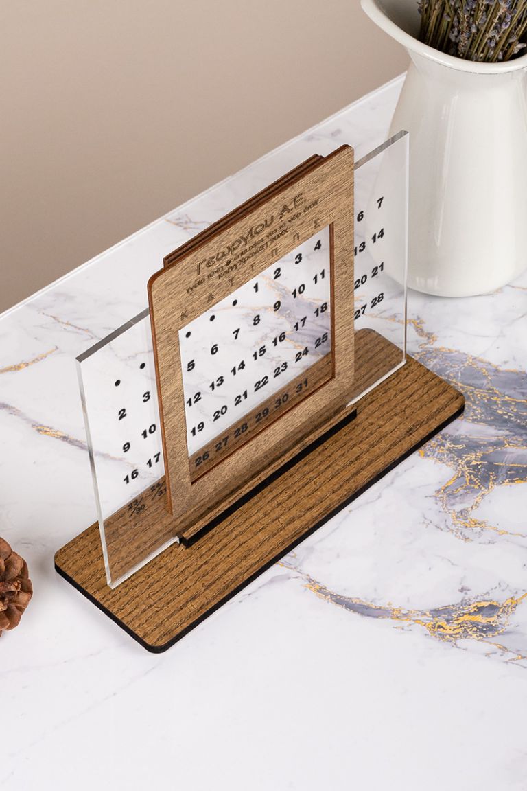 wooden-calendar-plexi-polaroid-e-bus2