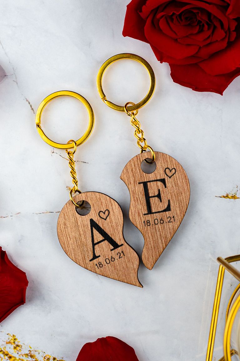 wooden-keychan-heart-letter-e-heart